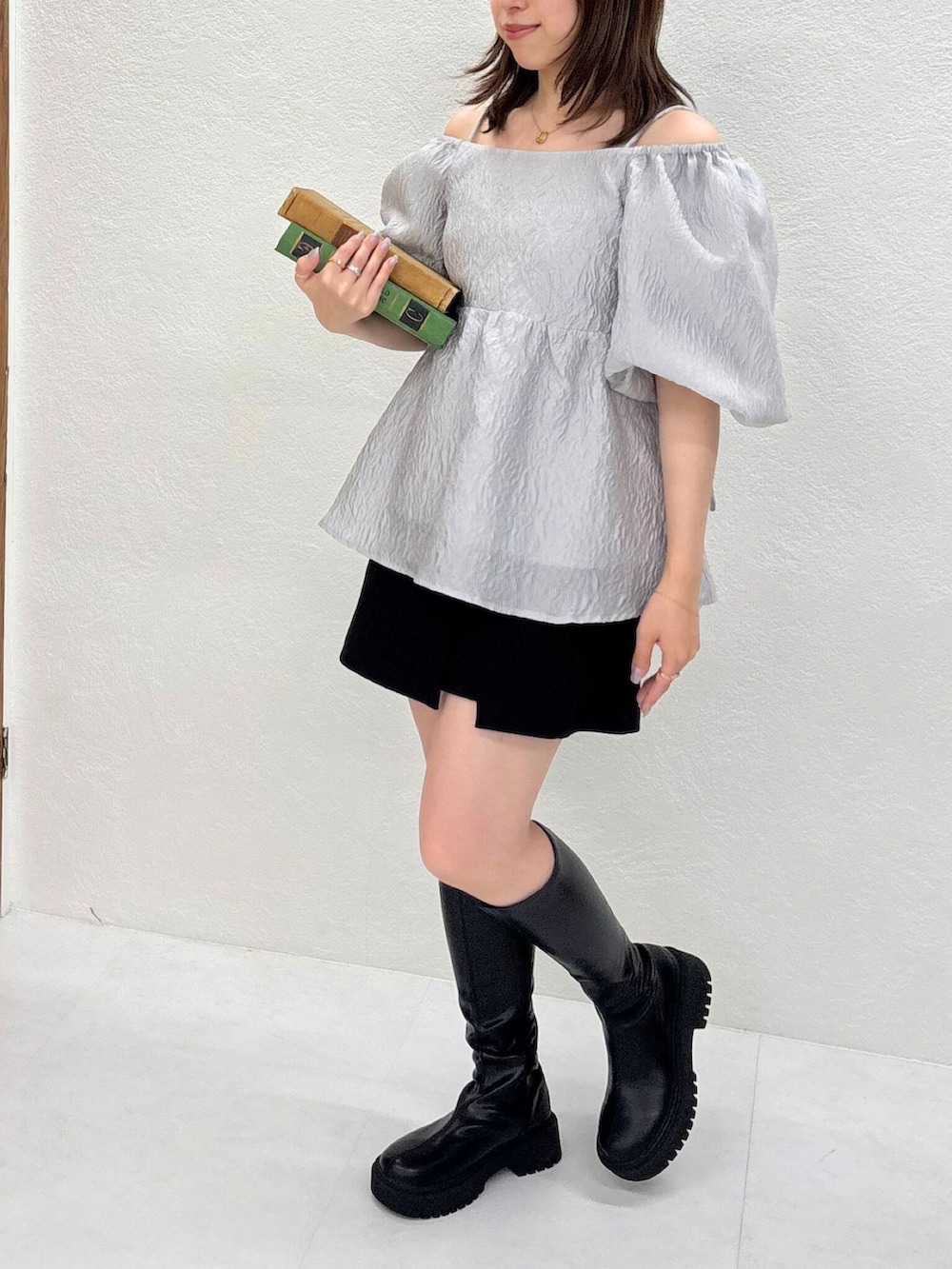 ブラック系のショルダーバッグ、ブラック系のブーツ、ブラック系のシャツ/ブラウスを着用したレディースの秋コーディネートの3枚目の写真