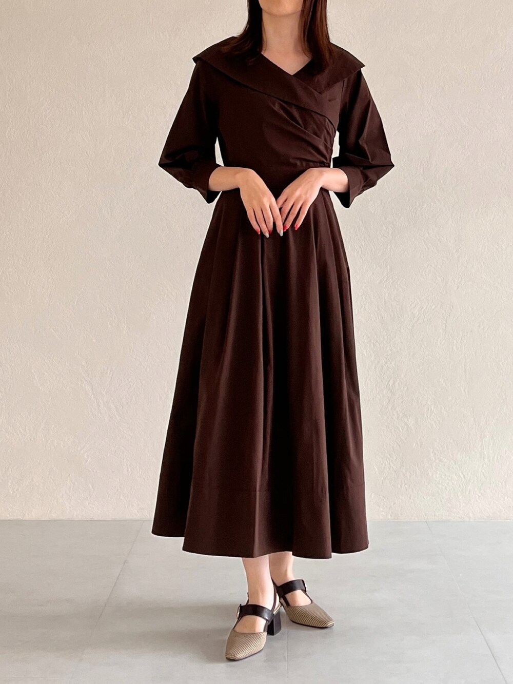 ブラウン系のワンピース、ブラウン系のパンプスを着用したレディースの秋コーディネートの2枚目の写真