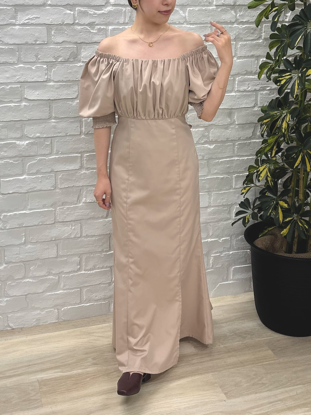 ベージュ系のワンピースを着用したレディースの秋コーディネートの4枚目の写真