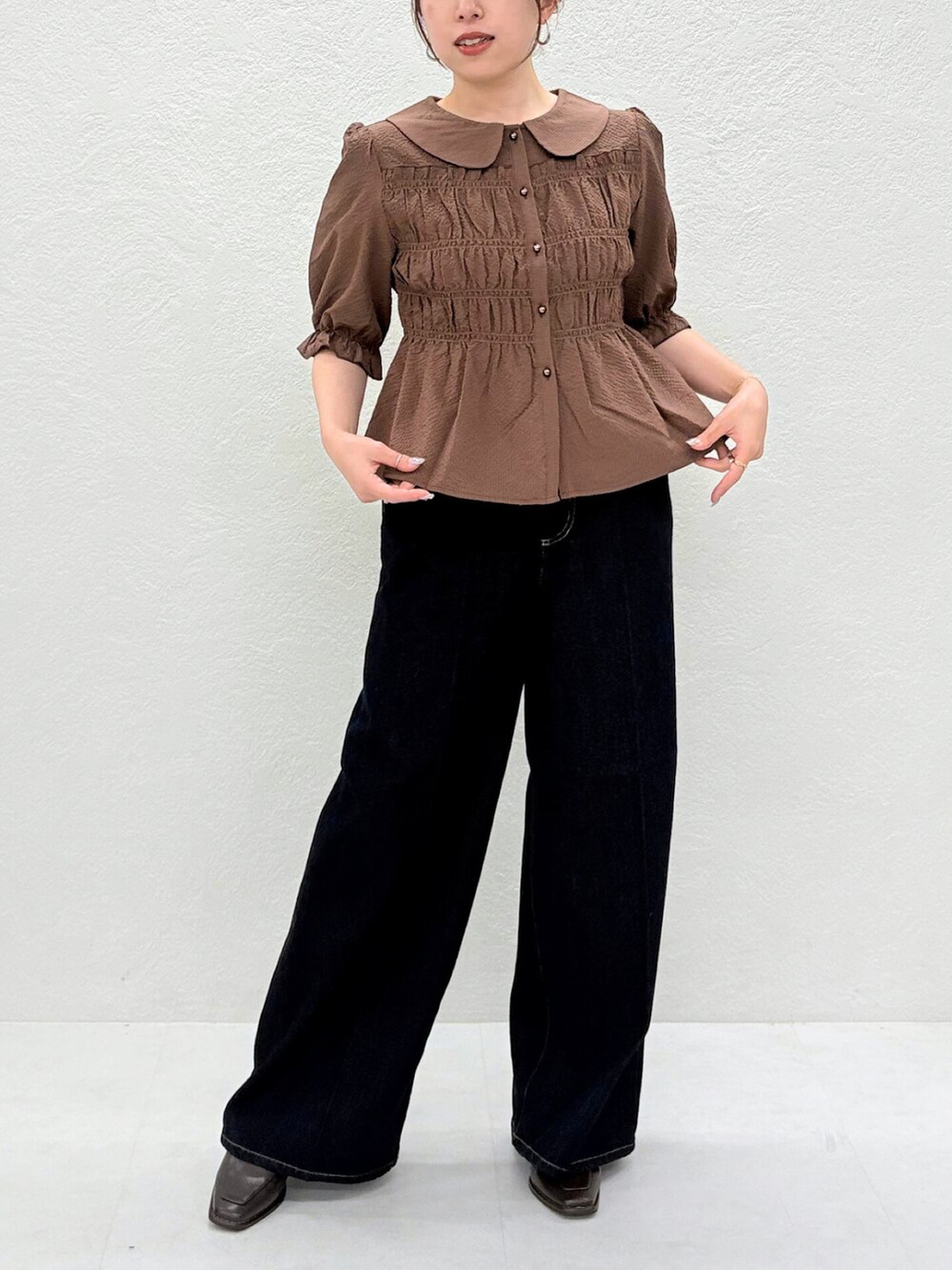 ブラウン系のシャツ/ブラウス、ブルー系のデニムパンツを着用したレディースの秋コーディネートの2枚目の写真