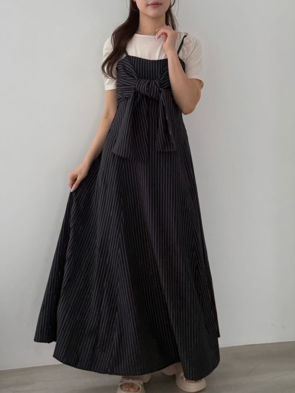 ブルー系のワンピース、ホワイト系のTシャツ/カットソーを着用したレディースの春コーディネートの3枚目の写真