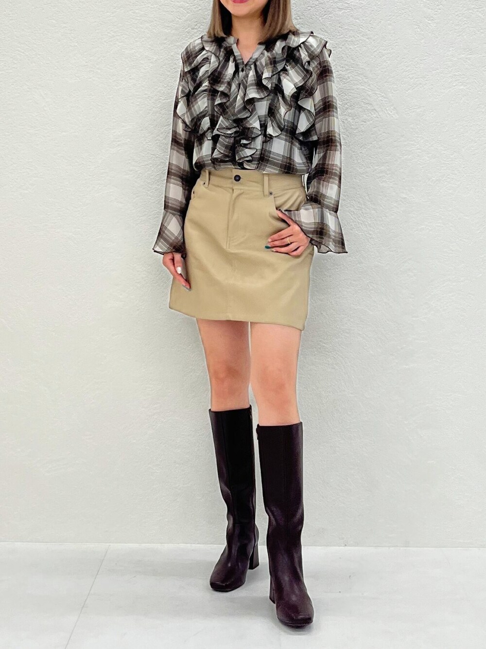 ブラック系のシャツ/ブラウスを着用したレディースの秋コーディネートの2枚目の写真