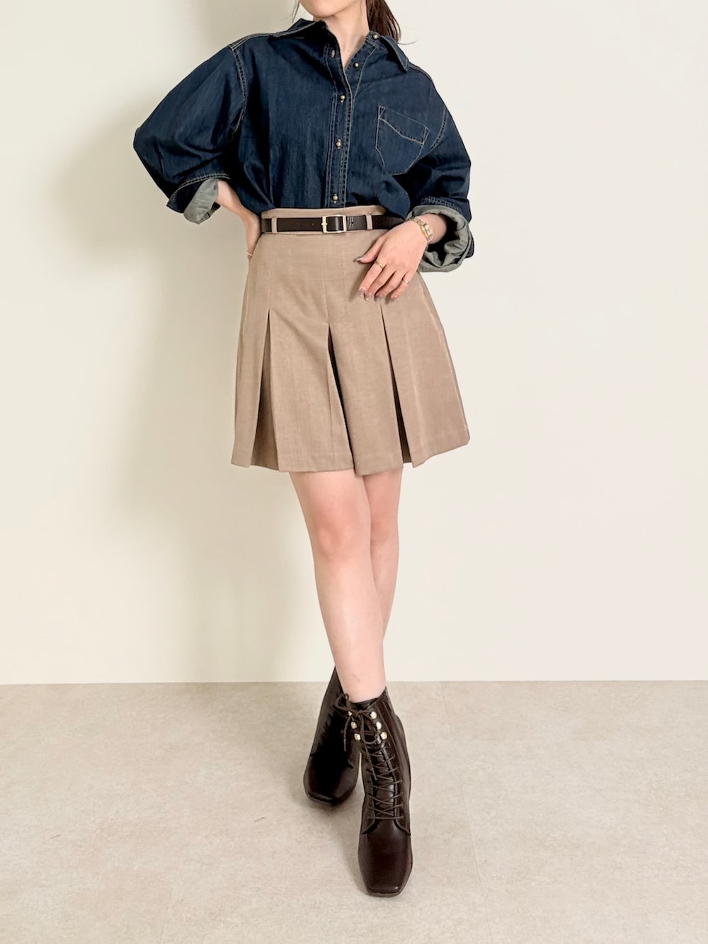 ブラウン系のその他パンツ、ブラウン系のブーツ、ブルー系のシャツ/ブラウスを着用したレディースの春コーディネートの3枚目の写真