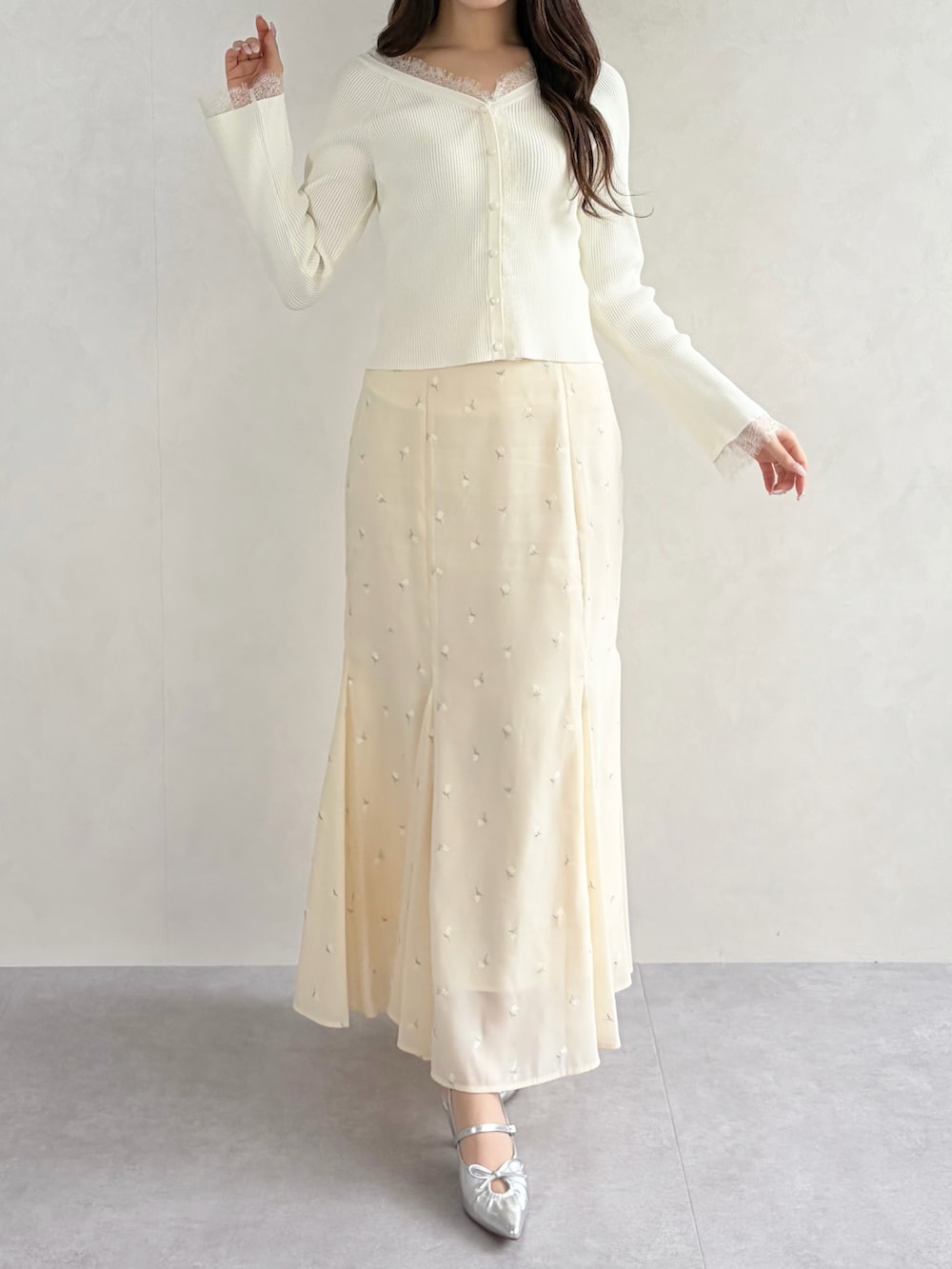 ホワイト系のスカート、ホワイト系のニット/セーターを着用したレディースの春コーディネートの3枚目の写真