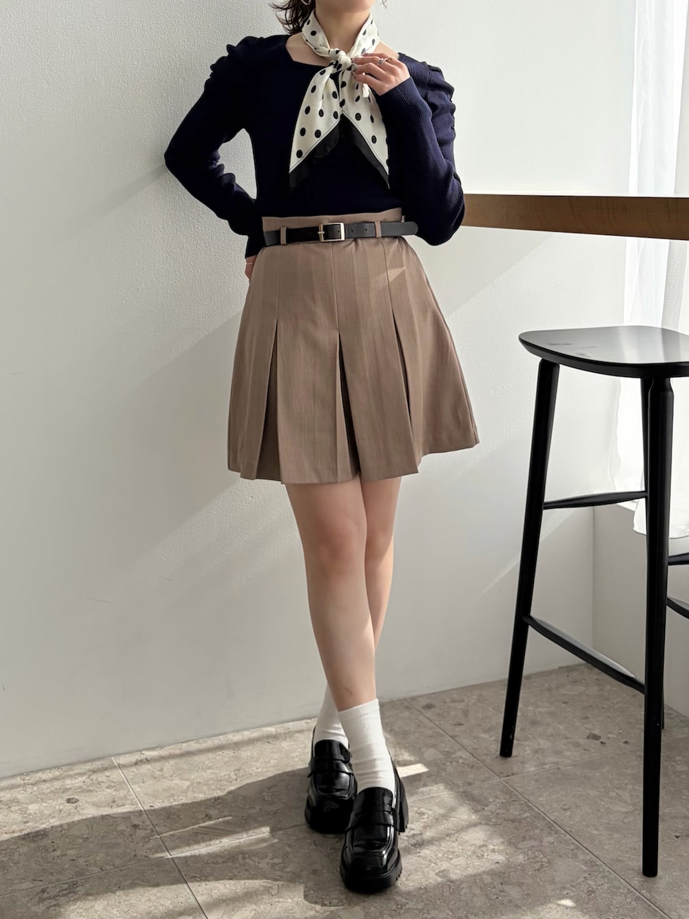 ブラック系のローファー、ブラウン系のその他パンツ、ブルー系のニット/セーターを着用したレディースの春コーディネートの3枚目の写真