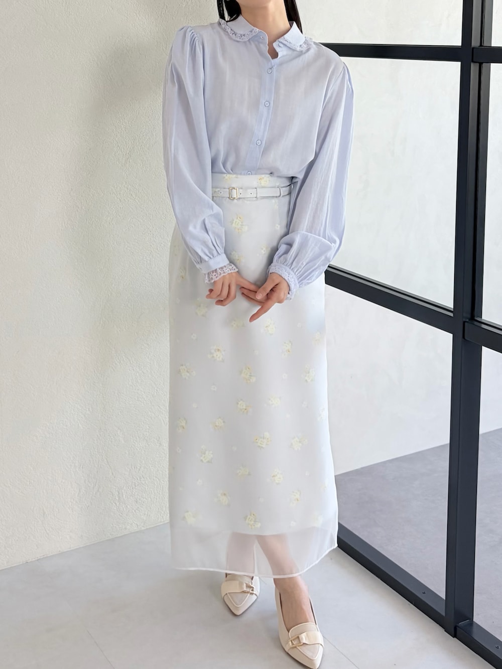 グレー系のスカート、ブルー系のシャツ/ブラウスを着用したレディースの春コーディネートの2枚目の写真