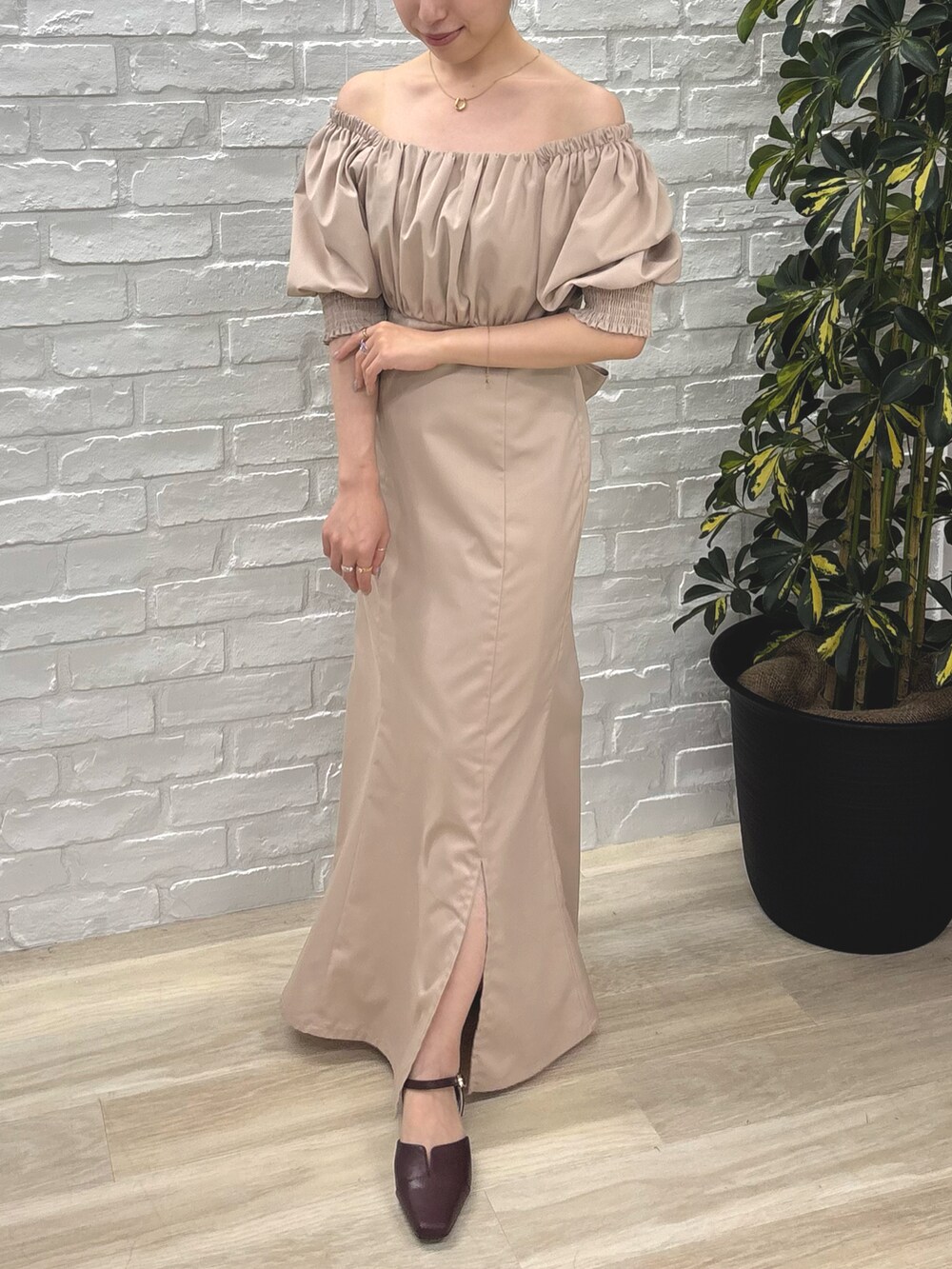 ベージュ系のワンピースを着用したレディースの秋コーディネートの5枚目の写真