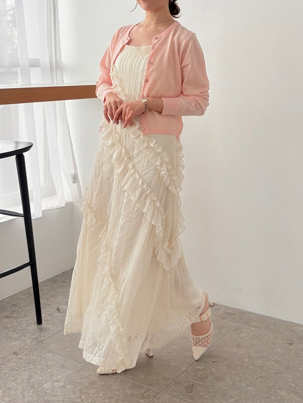 ホワイト系のワンピース、ピンク系のカーディガン/ボレロを着用したレディースの春コーディネートの3枚目の写真