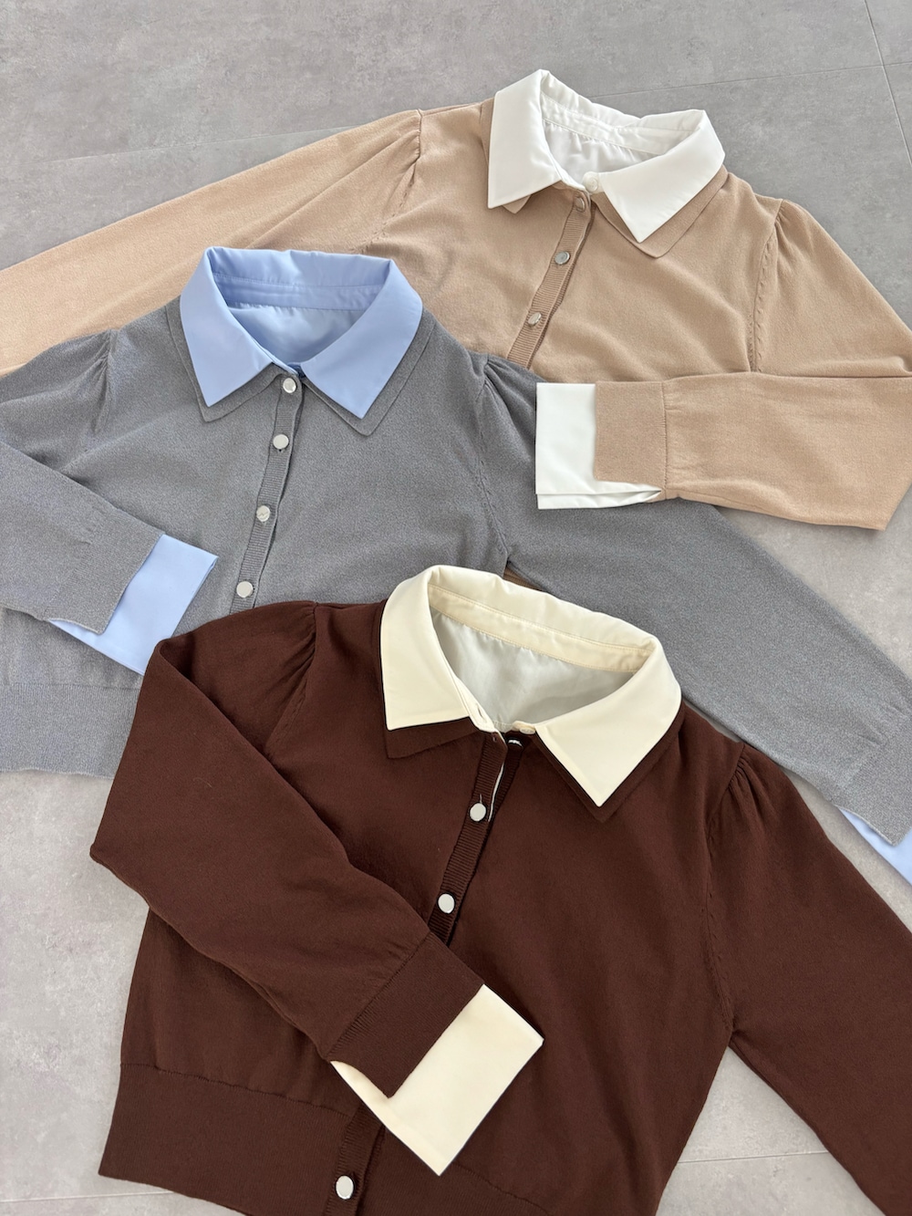 ベージュ系のニット/セーター、ブラック系のバッグを着用したレディースの秋コーディネートの5枚目の写真