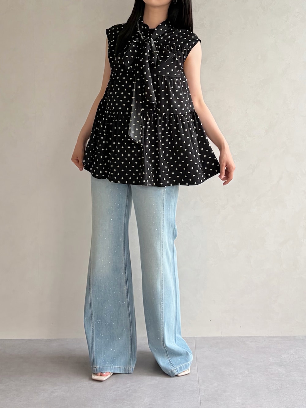 ブルー系のデニムパンツ、ブラック系のシャツ/ブラウスを着用したレディースの夏コーディネートの2枚目の写真
