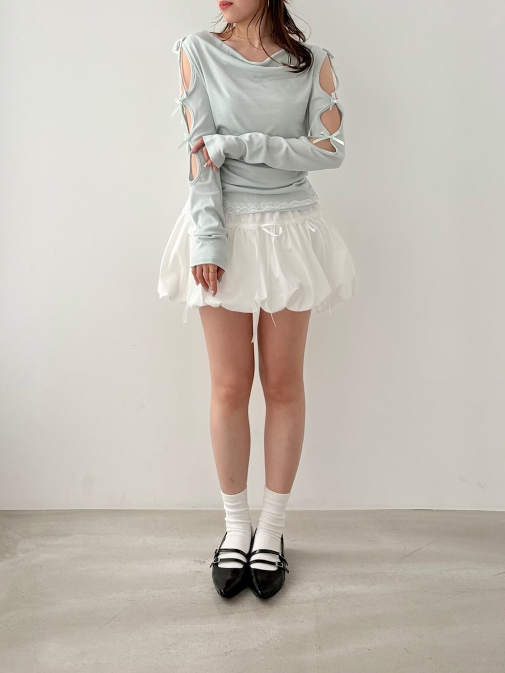 ホワイト系のスカート、ブルー系のTシャツ/カットソーを着用したレディースの春コーディネートの4枚目の写真