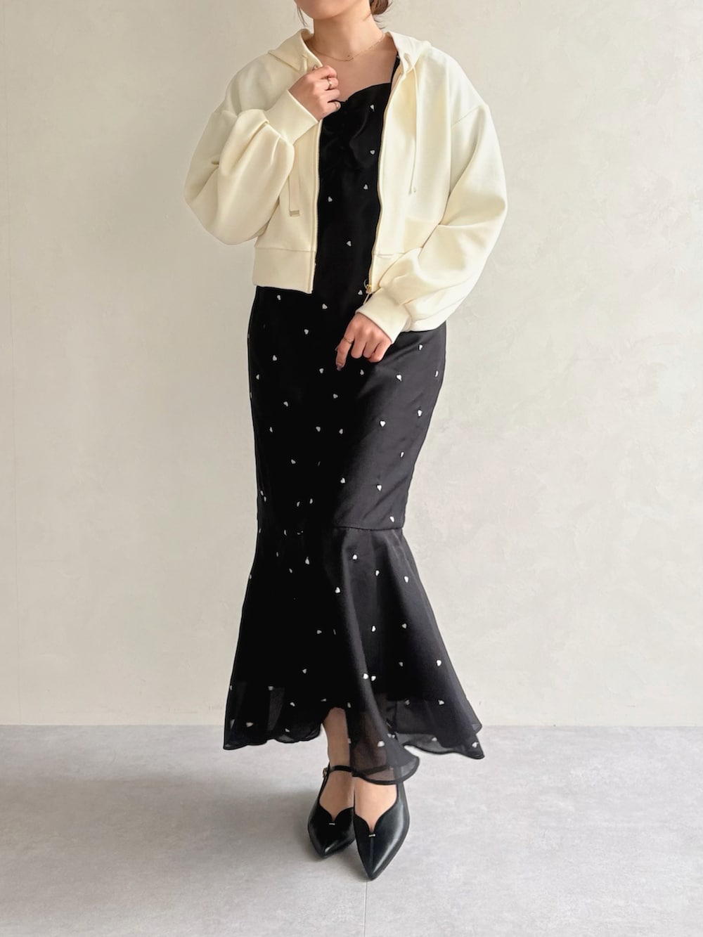 ブラック系のワンピース、イエロー系のパーカーを着用したレディースの春コーディネートの3枚目の写真