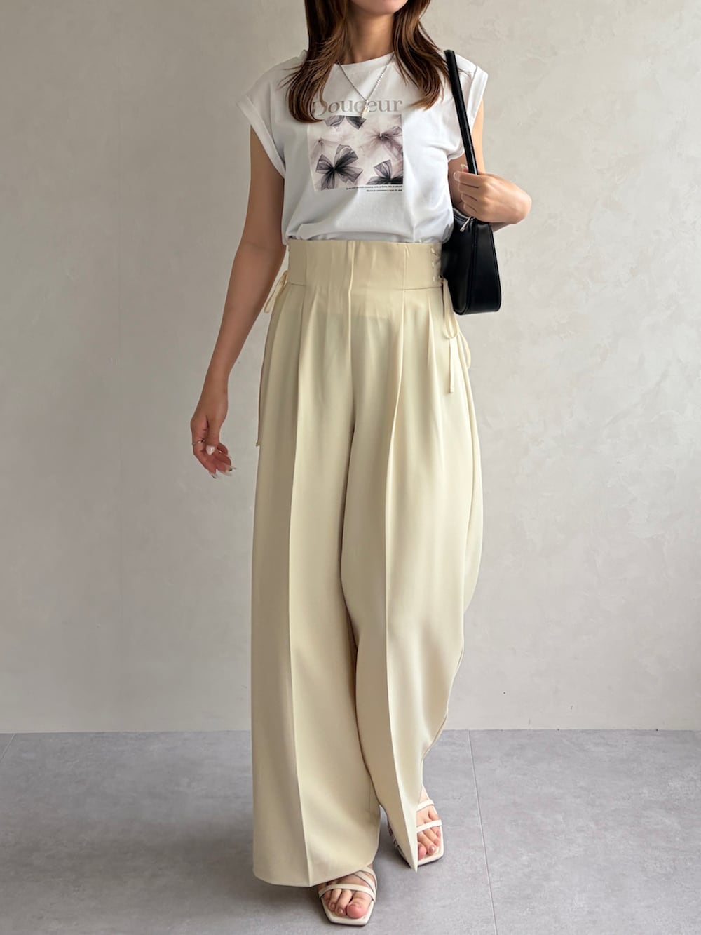 ホワイト系のTシャツ/カットソー、イエロー系のその他パンツを着用したレディースの夏コーディネートの2枚目の写真