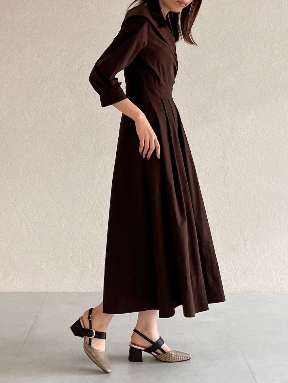 ブラウン系のワンピース、ブラウン系のパンプスを着用したレディースの秋コーディネートの3枚目の写真