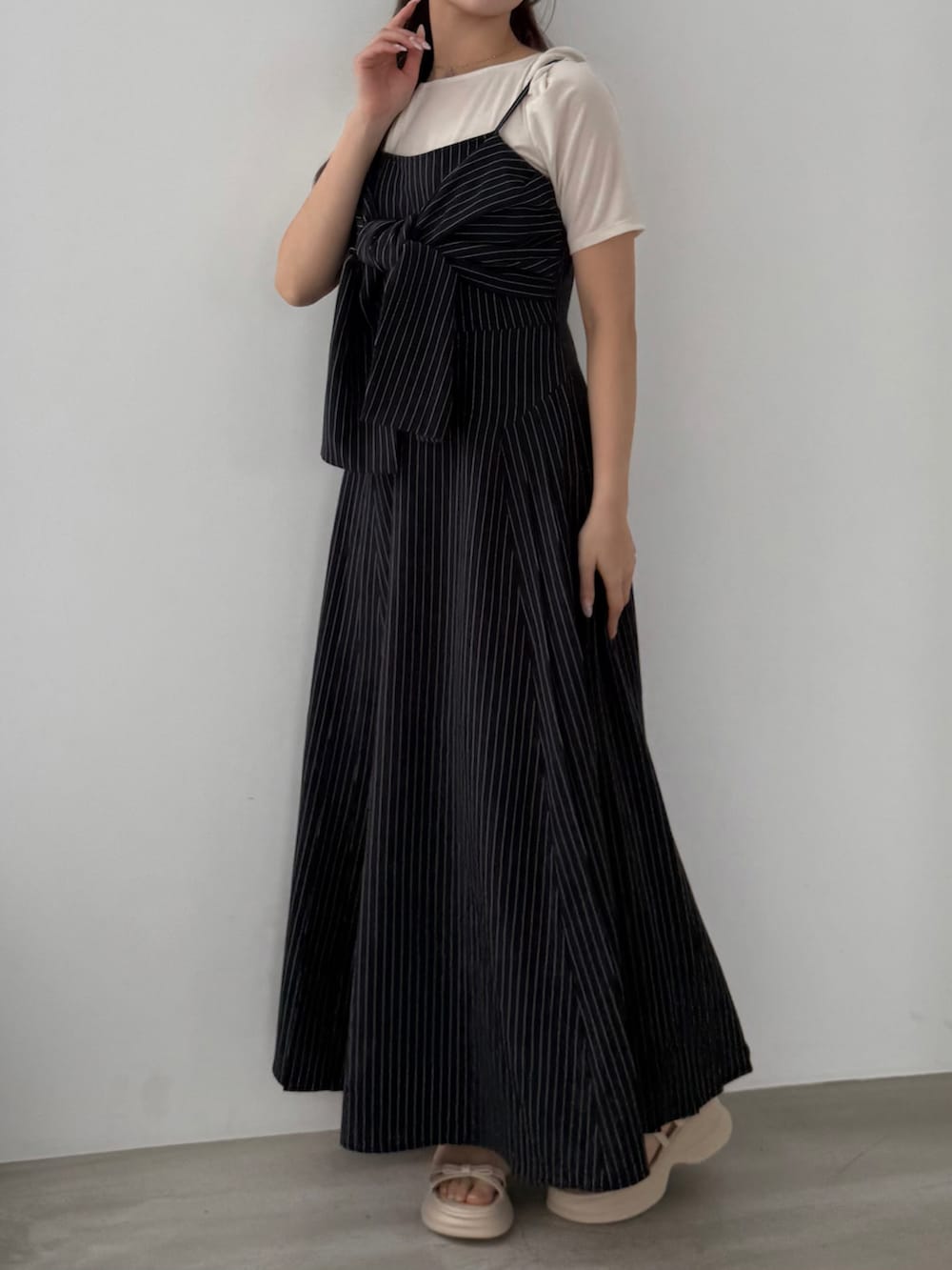 ブルー系のワンピース、ホワイト系のTシャツ/カットソーを着用したレディースの春コーディネートの2枚目の写真