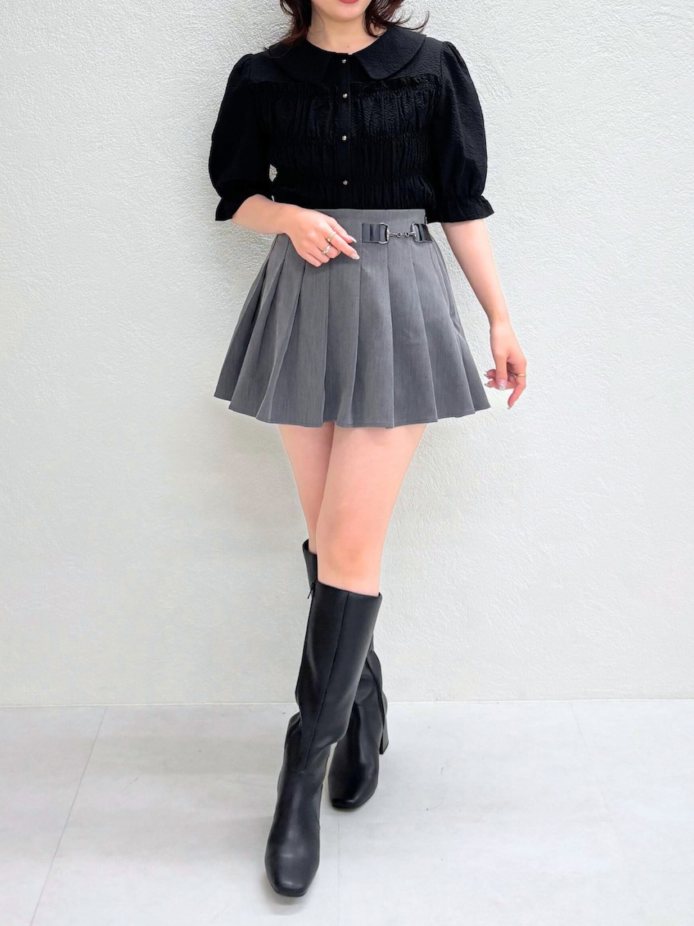 ブラウン系のシャツ/ブラウスを着用したレディースの秋コーディネートの2枚目の写真