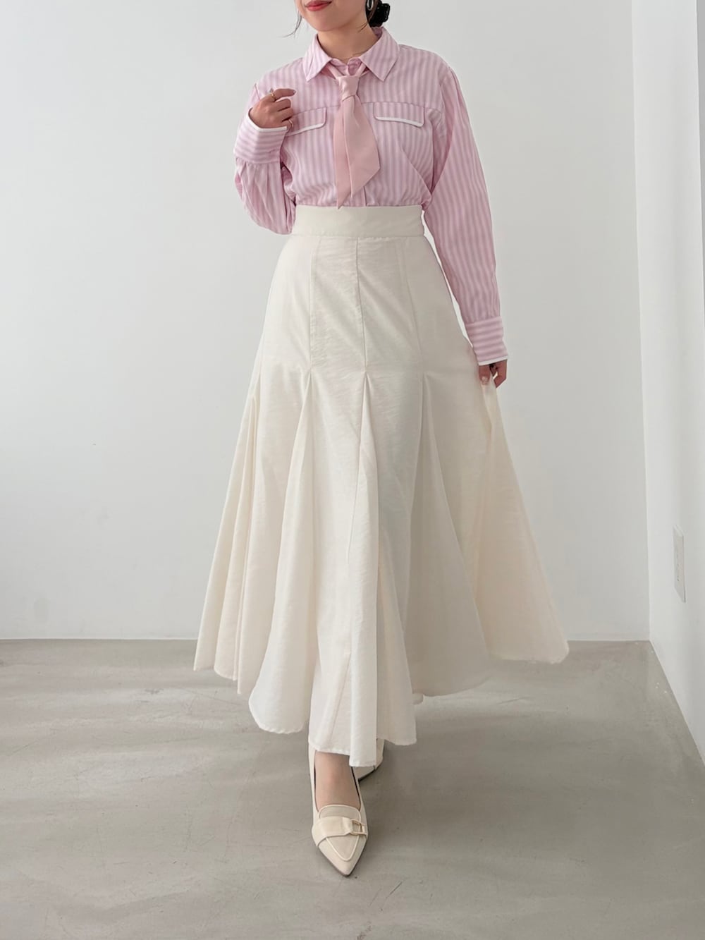 ピンク系のシャツ/ブラウス、ホワイト系のスカートを着用したレディースの春コーディネートの3枚目の写真