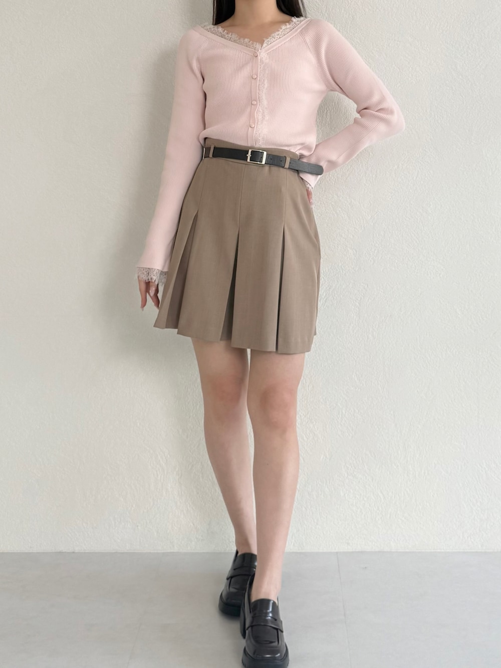 ブラウン系のその他パンツ、ピンク系のニット/セーター、ブラウン系のローファーを着用したレディースの春コーディネートの2枚目の写真