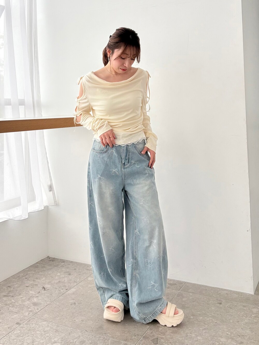 イエロー系のTシャツ/カットソー、ブルー系のその他パンツを着用したレディースの春コーディネートの2枚目の写真