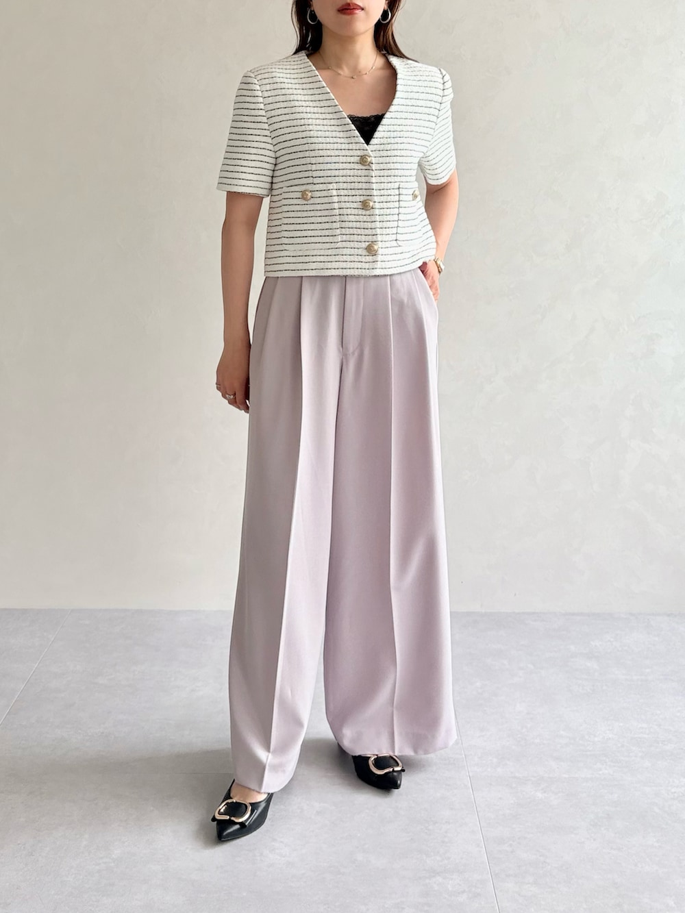 パープル系のその他パンツ、ホワイト系のノーカラージャケットを着用したレディースの夏コーディネートの3枚目の写真