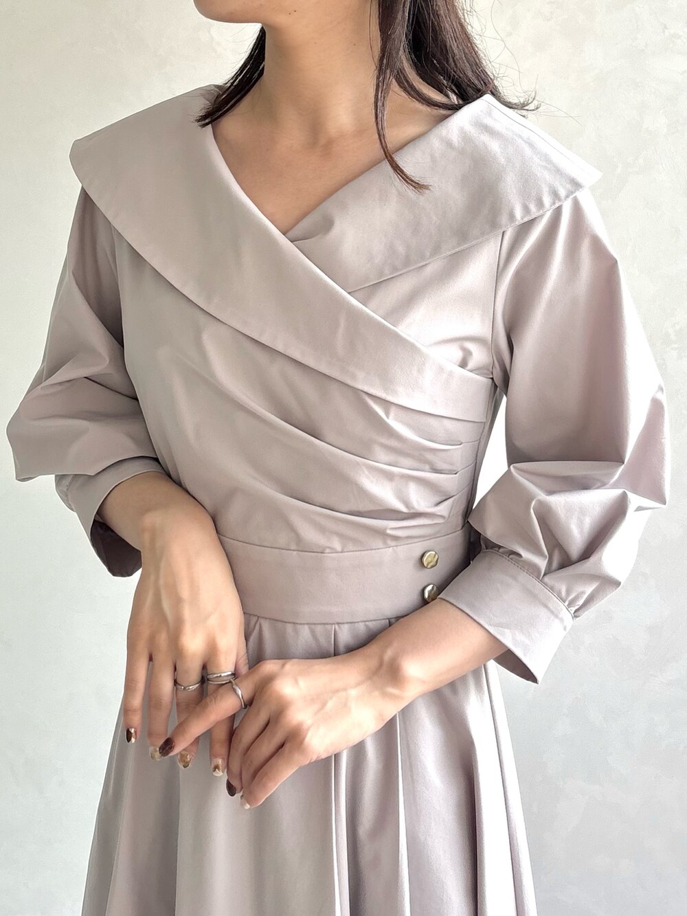 ベージュ系のワンピース、ベージュ系のパンプスを着用したレディースの秋コーディネートの4枚目の写真