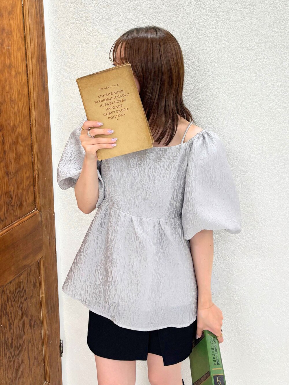 ブラック系のショルダーバッグ、ブラック系のブーツ、ブラック系のシャツ/ブラウスを着用したレディースの秋コーディネートの4枚目の写真