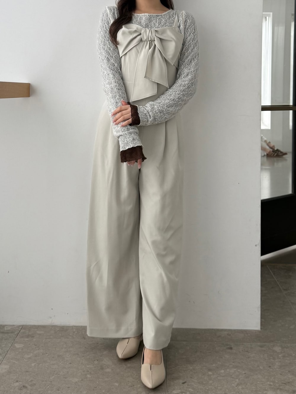 ホワイト系のTシャツ/カットソー、ブラウン系のTシャツ/カットソーを着用したレディースの春コーディネートの2枚目の写真