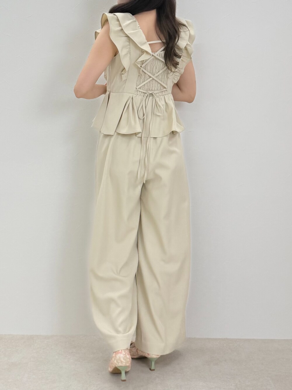 ピンク系のパンプス、ベージュ系のつなぎ/オールインワンを着用したレディースの春コーディネートの4枚目の写真