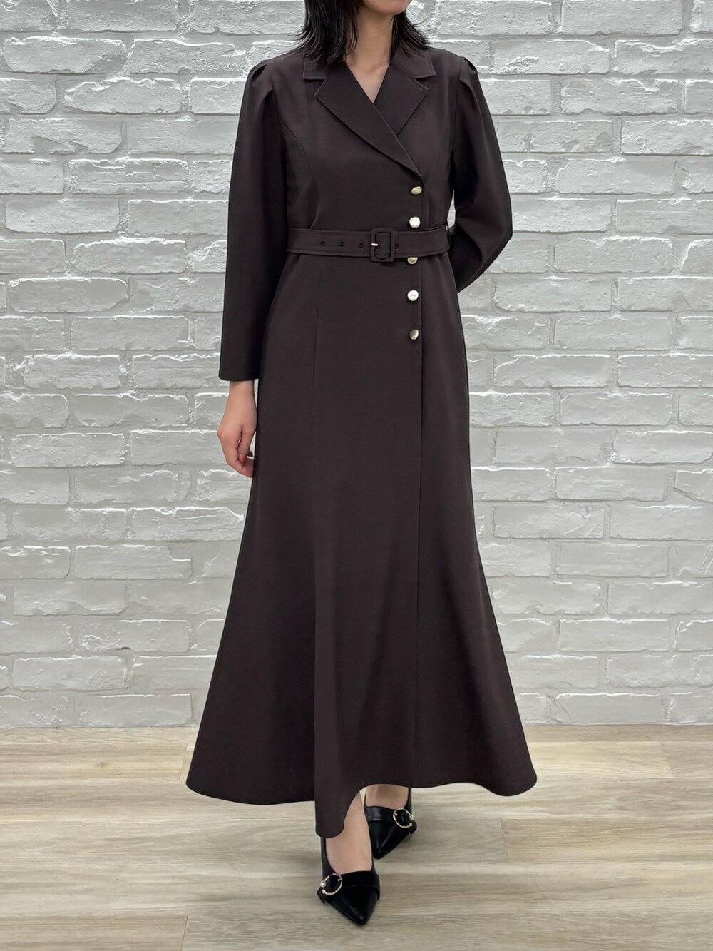 ブラウン系のワンピースを着用したレディースの秋コーディネートの2枚目の写真