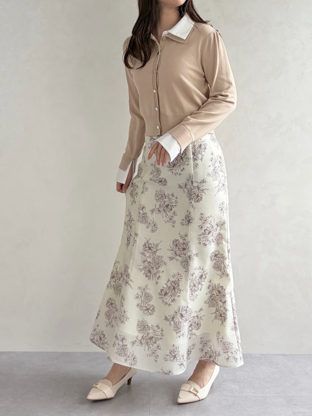 ベージュ系のニット/セーターを着用したレディースの春コーディネートの3枚目の写真