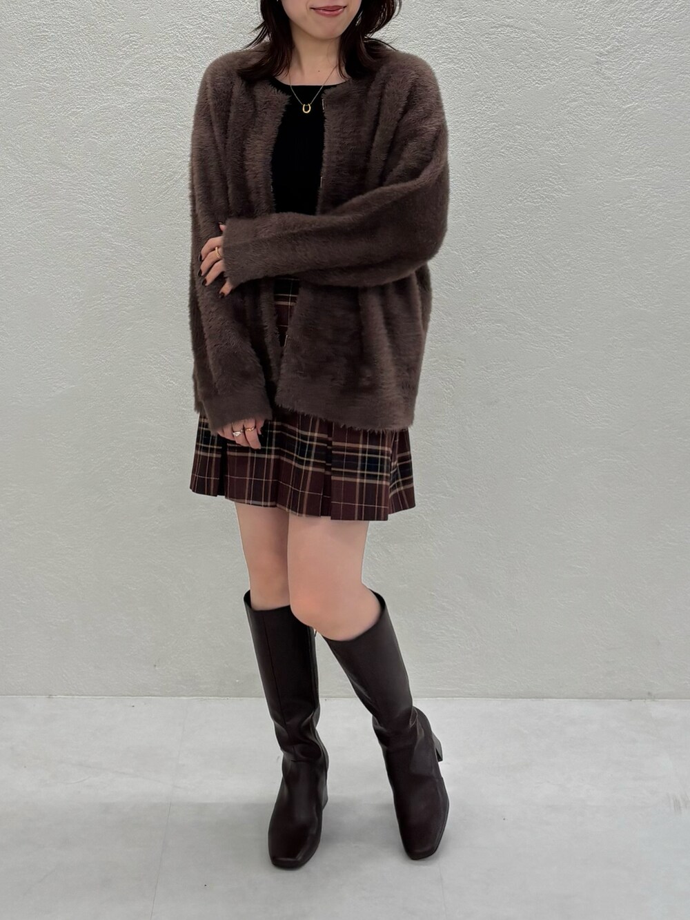 ブラウン系のカーディガン/ボレロ、ブラウン系のその他パンツを着用したレディースの秋コーディネートの2枚目の写真