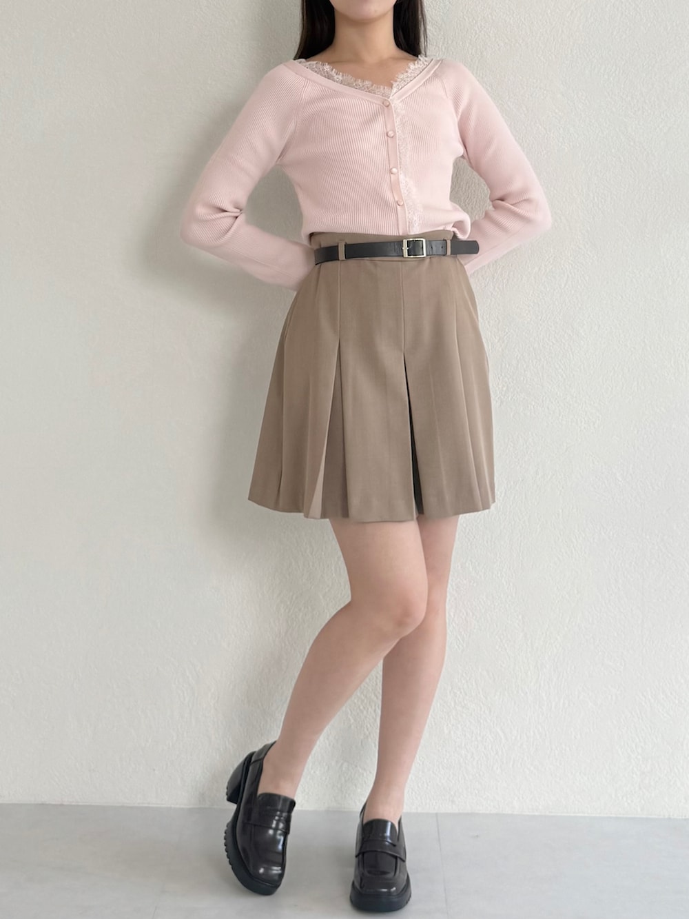 ブラウン系のその他パンツ、ピンク系のニット/セーター、ブラウン系のローファーを着用したレディースの春コーディネートの3枚目の写真