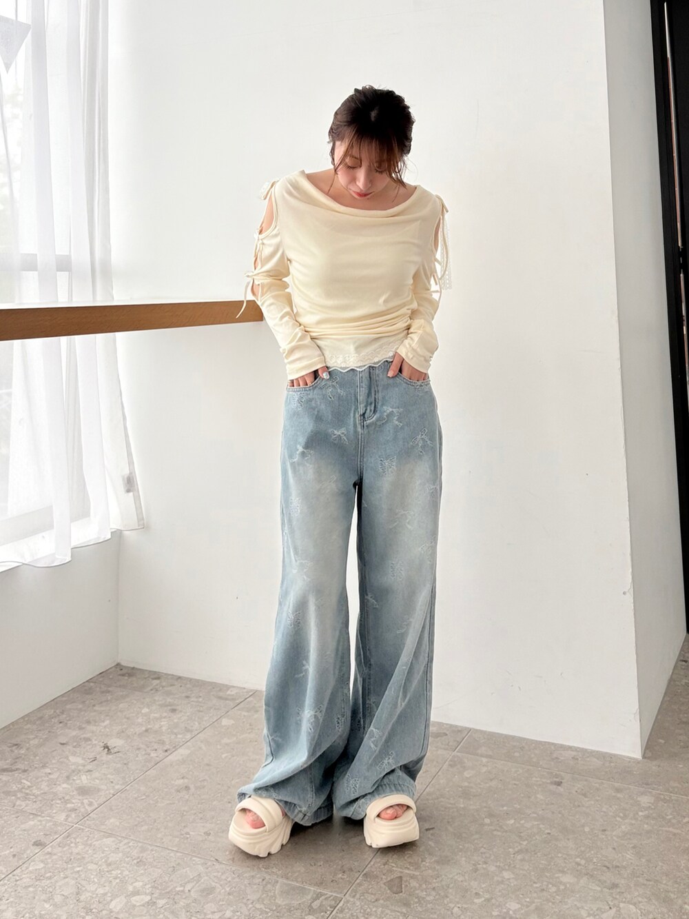 イエロー系のTシャツ/カットソー、ブルー系のその他パンツを着用したレディースの春コーディネートの3枚目の写真