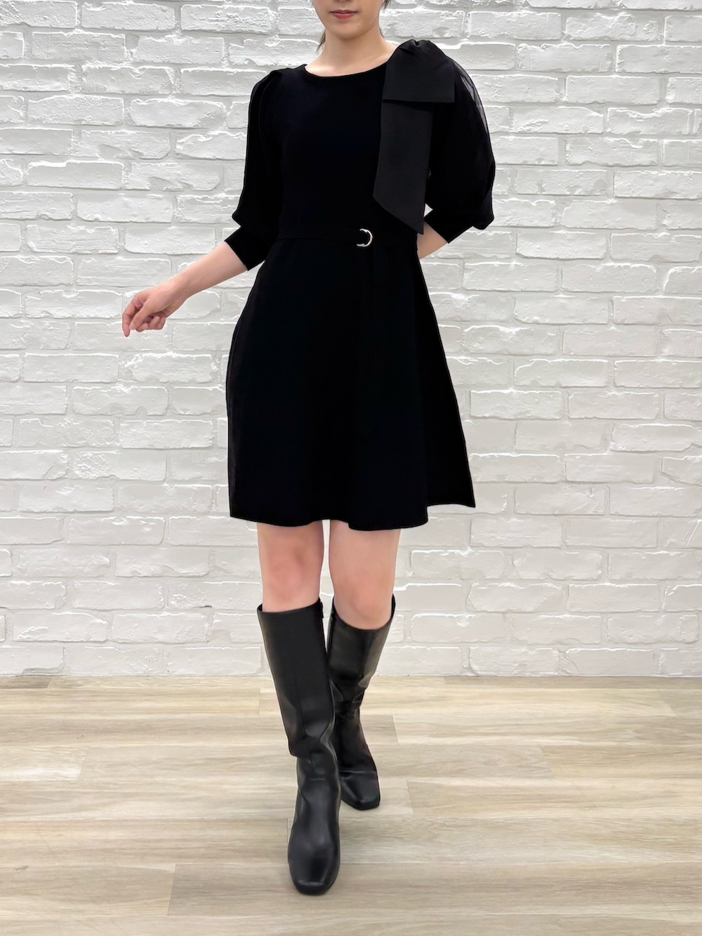 ブラック系のワンピースを着用したレディースの秋コーディネートの2枚目の写真