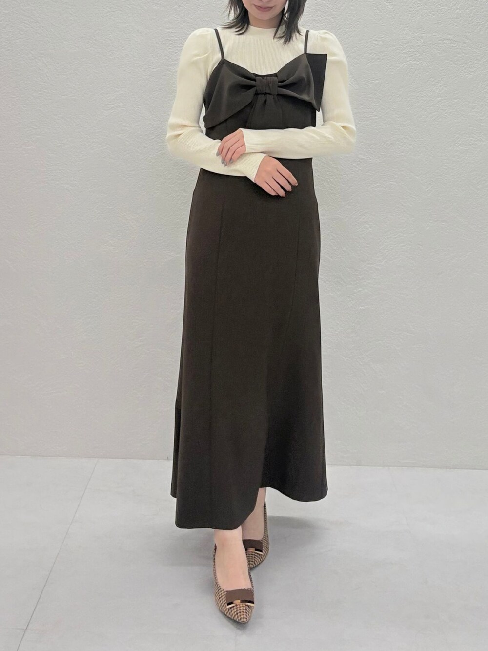 ブラウン系のジャンパースカートを着用したレディースの秋コーディネートの3枚目の写真