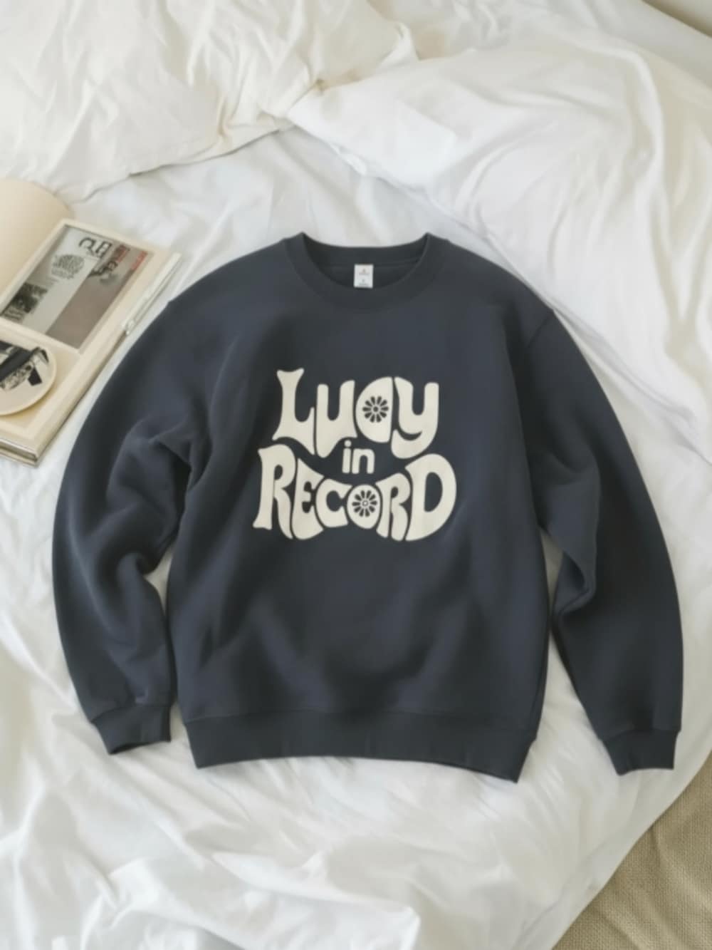 ブラウン系のスニーカー、ベージュ系のチノパンツ、ブルー系のシャツ/ブラウスを着用したレディースの秋コーディネートの2枚目の写真