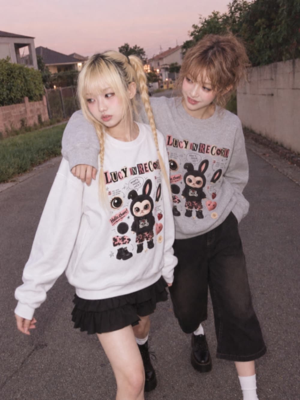 ブラウン系のスウェット、ブラック系のデニムパンツ、ブラック系のスニーカーを着用したレディースの秋コーディネートの3枚目の写真