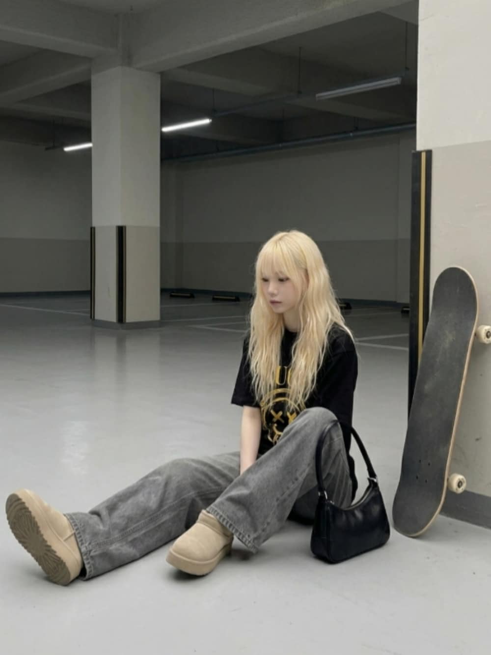 ベージュ系のブーツ、グレー系のカーゴパンツ、ブラック系のTシャツ/カットソーを着用したレディースの夏コーディネートの2枚目の写真