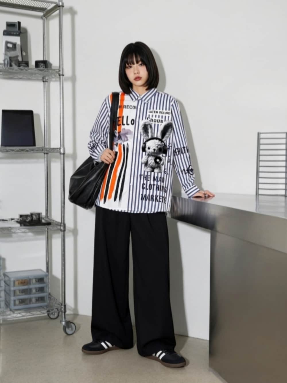 ブラック系のスニーカー、ブラック系のチノパンツ、ブルー系のシャツ/ブラウスを着用したレディースの冬コーディネートの3枚目の写真