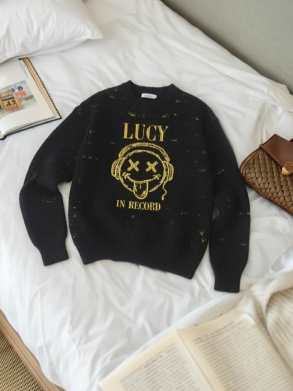 ブラウン系のスニーカー、ブルー系のデニムパンツ、ブラック系のスウェットを着用したレディースの秋コーディネートの3枚目の写真