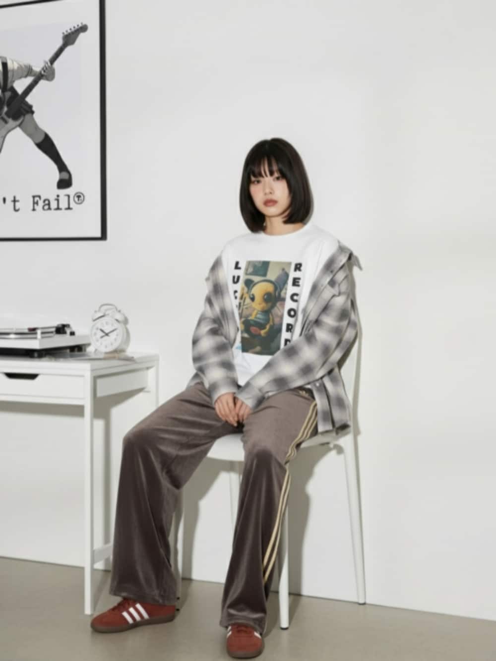 ブラウン系のスニーカー、ブラウン系のその他パンツ、グレー系のシャツ/ブラウスを着用したレディースの秋コーディネートの5枚目の写真