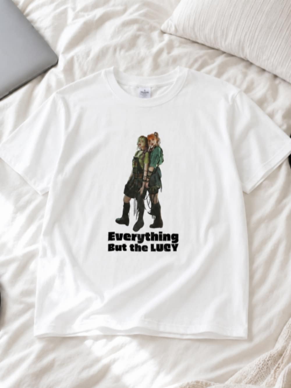 グレー系のスニーカー、ホワイト系のTシャツ/カットソー、ブラック系のスカートを着用したレディースの夏コーディネートの3枚目の写真