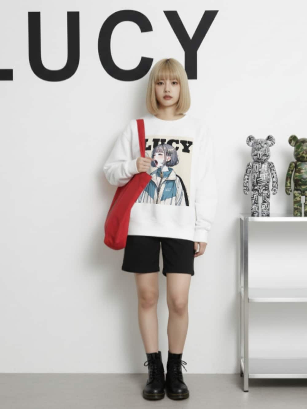 ブラック系のブーツ、グレー系のスウェット、ブラック系のムートンコートを着用したレディースの秋コーディネートの2枚目の写真