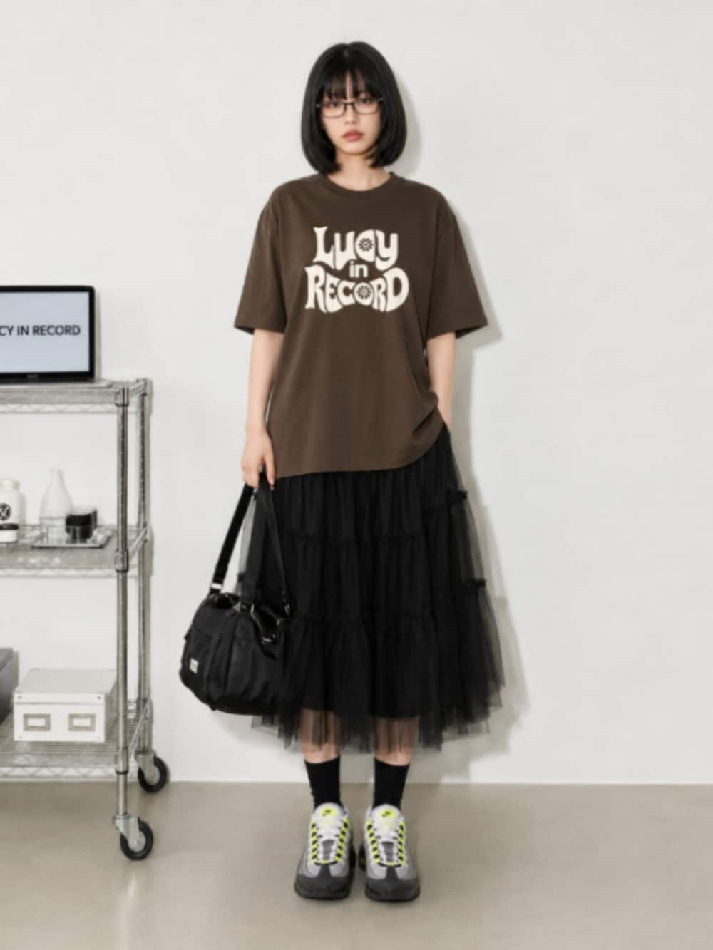 ホワイト系のスニーカー、ホワイト系のその他パンツ、ブラック系のTシャツ/カットソーを着用したレディースの秋コーディネートの2枚目の写真