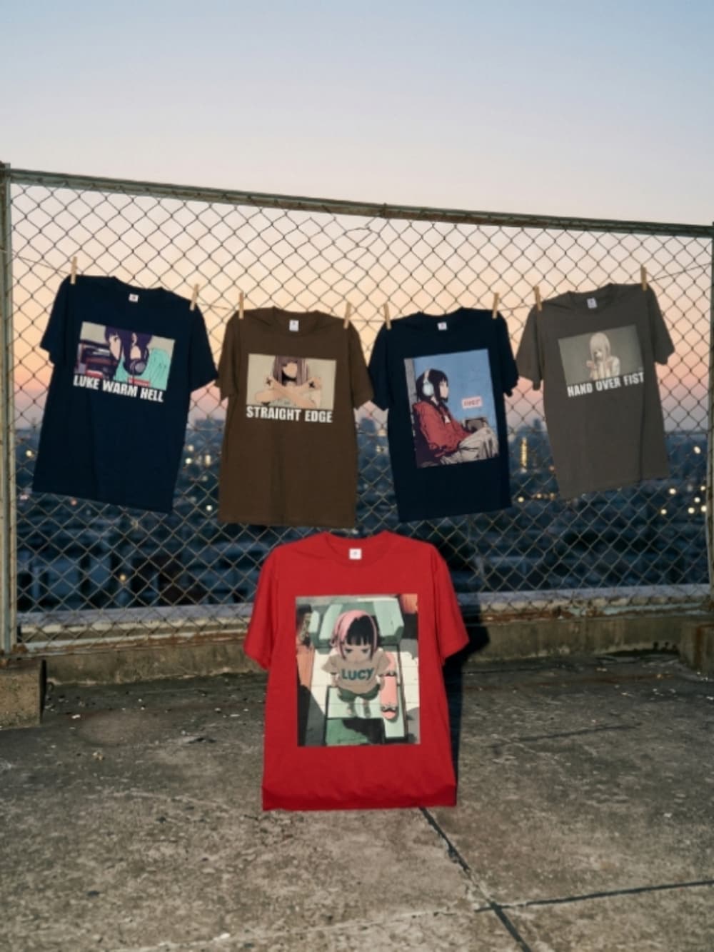 ブラック系のスニーカー、ブラック系のスカート、ホワイト系のTシャツ/カットソーを着用したレディースの夏コーディネートの4枚目の写真