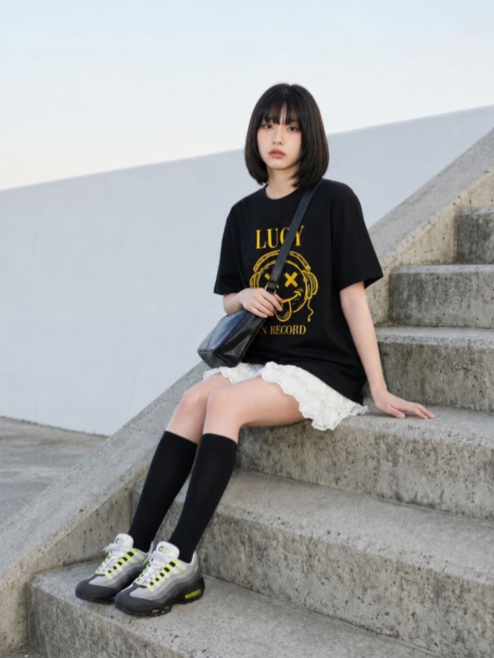 ブラック系のスニーカー、ブラック系のチノパンツ、ホワイト系のTシャツ/カットソーを着用したレディースの夏コーディネートの3枚目の写真