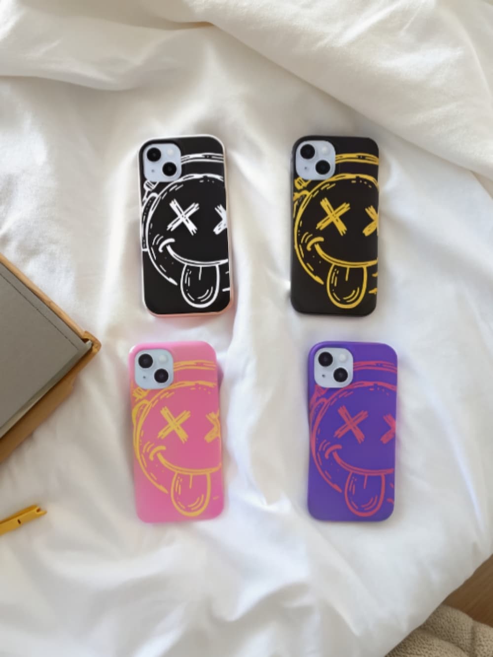 ブラウン系のスニーカー、ブルー系のデニムパンツ、ブラック系のパーカーを着用したレディースの冬コーディネートの4枚目の写真