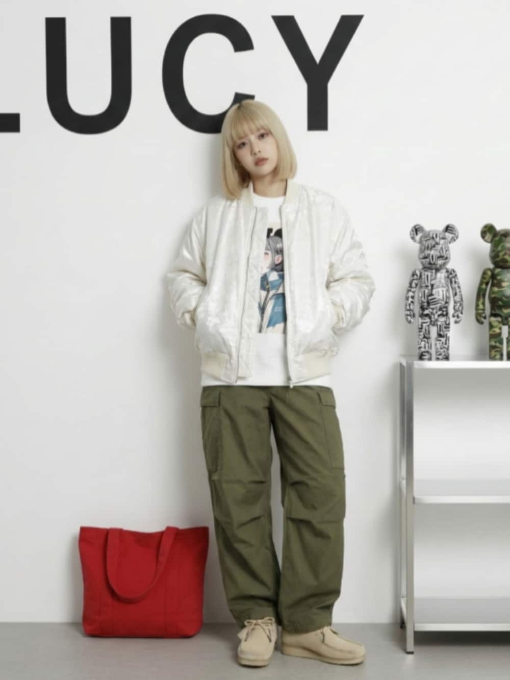 ベージュ系のブーツ、グリーン系のカーゴパンツ、グレー系のスウェットを着用したレディースの冬コーディネートの5枚目の写真