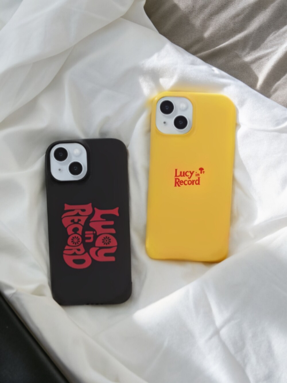 ブラウン系のスニーカー、ブラック系のその他パンツ、オレンジ系のスウェットを着用したレディースの秋コーディネートの3枚目の写真