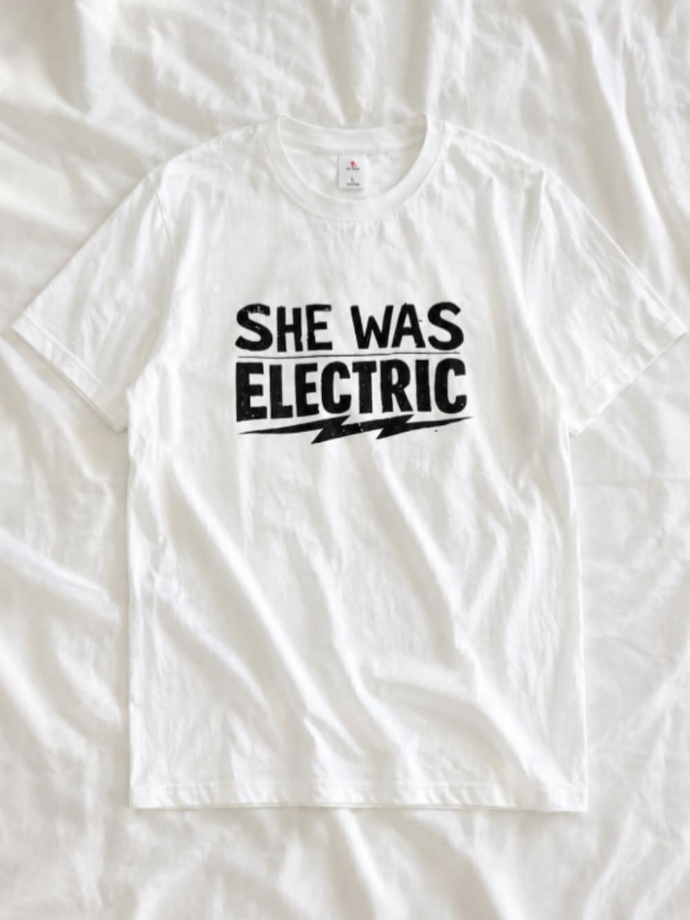 ブラック系のスニーカー、ホワイト系のスカート、ホワイト系のTシャツ/カットソーを着用したレディースの夏コーディネートの3枚目の写真